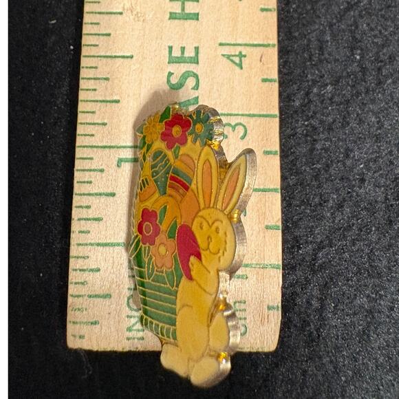 Vintage Easter Bunny  Enamel Lapel Pin Badge - Picture 3 of 3